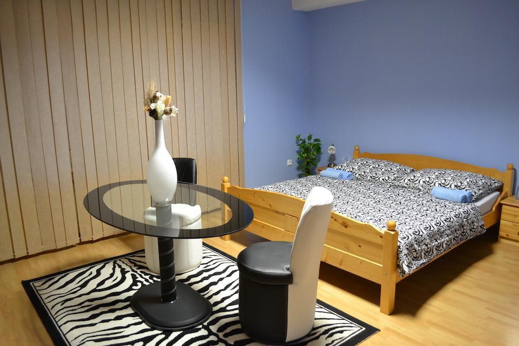 Byron Hotel Zlaté Moravce Værelse billede