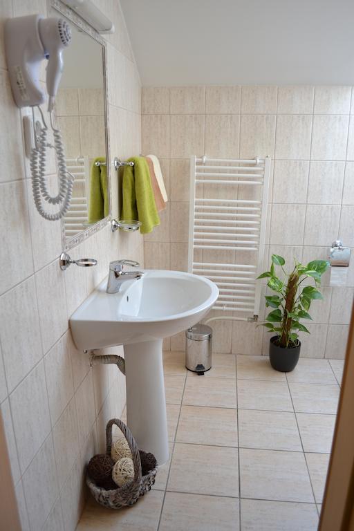 Byron Hotel Zlaté Moravce Værelse billede